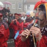 Musicien jouant dans les rues de Saint Didier en Velay